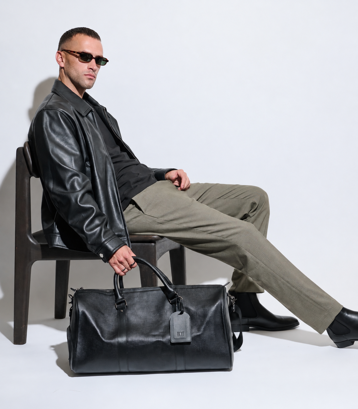 Retrato_Editorial_con_Bolso_de_Cuero_Negro.png