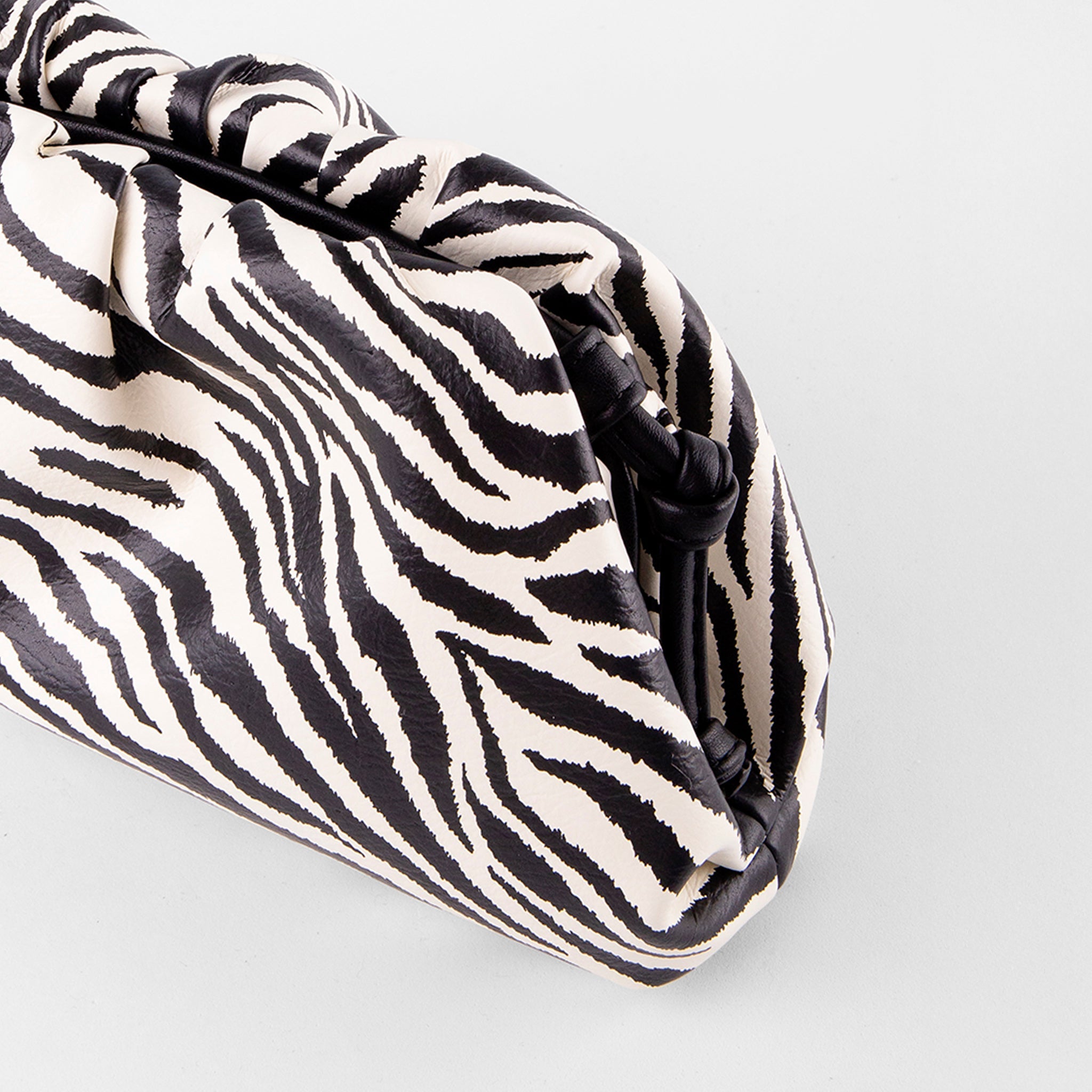 Clutch Fruncido Mini Piel Vegana Zebra - LUCKY TYGER